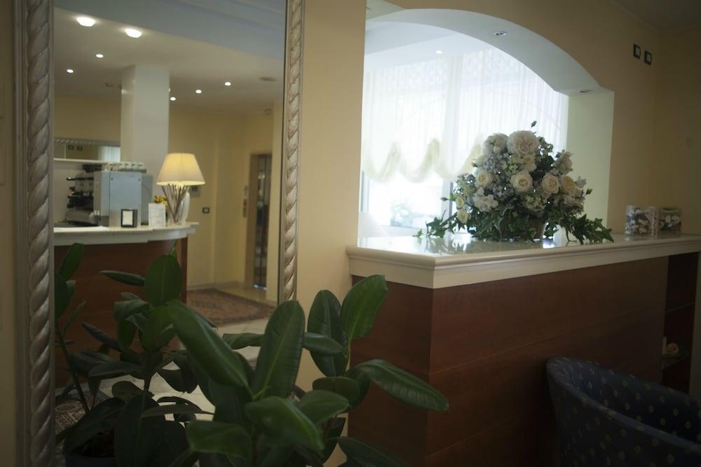 Hotel Cannes - In Pieno Centro ริชชิโอเน ภายนอก รูปภาพ