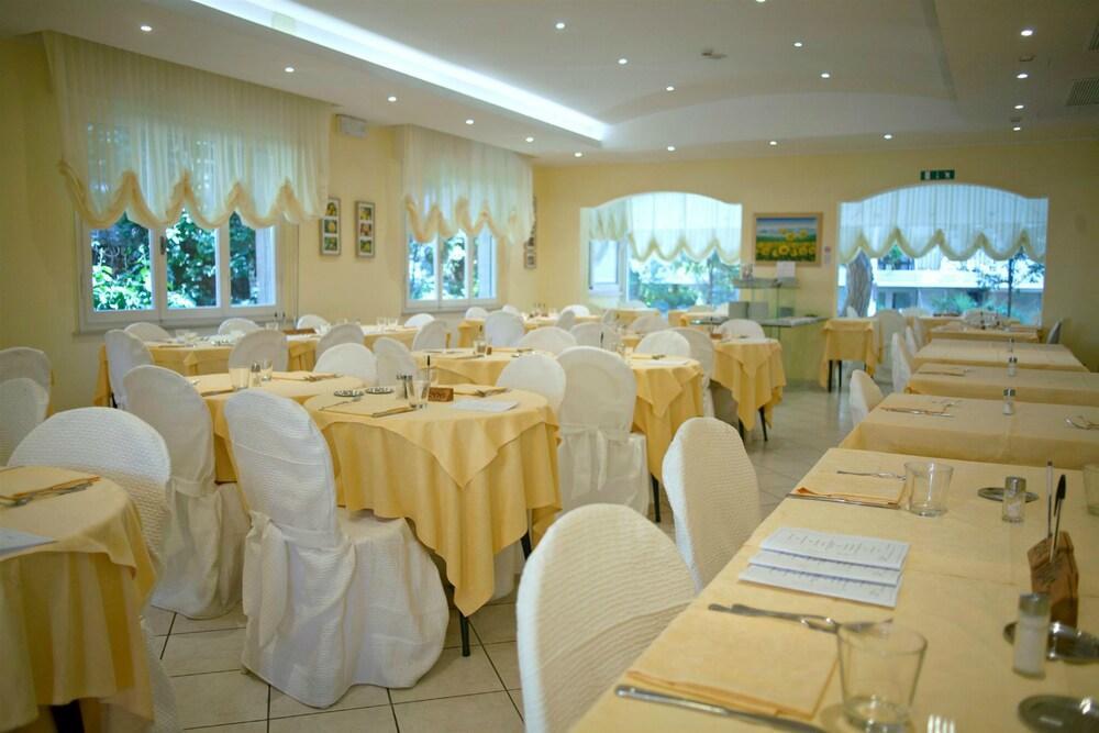 Hotel Cannes - In Pieno Centro ริชชิโอเน ภายนอก รูปภาพ