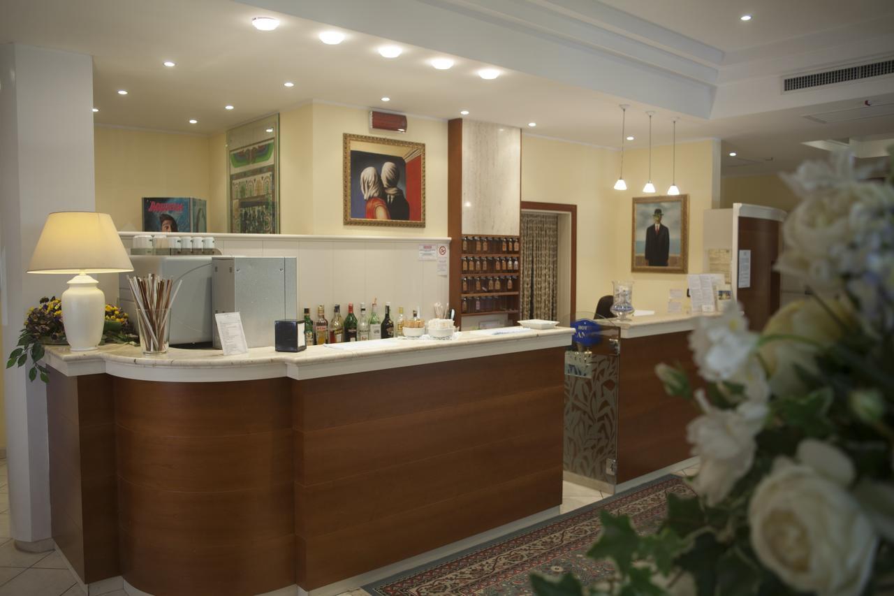 Hotel Cannes - In Pieno Centro ริชชิโอเน ภายนอก รูปภาพ