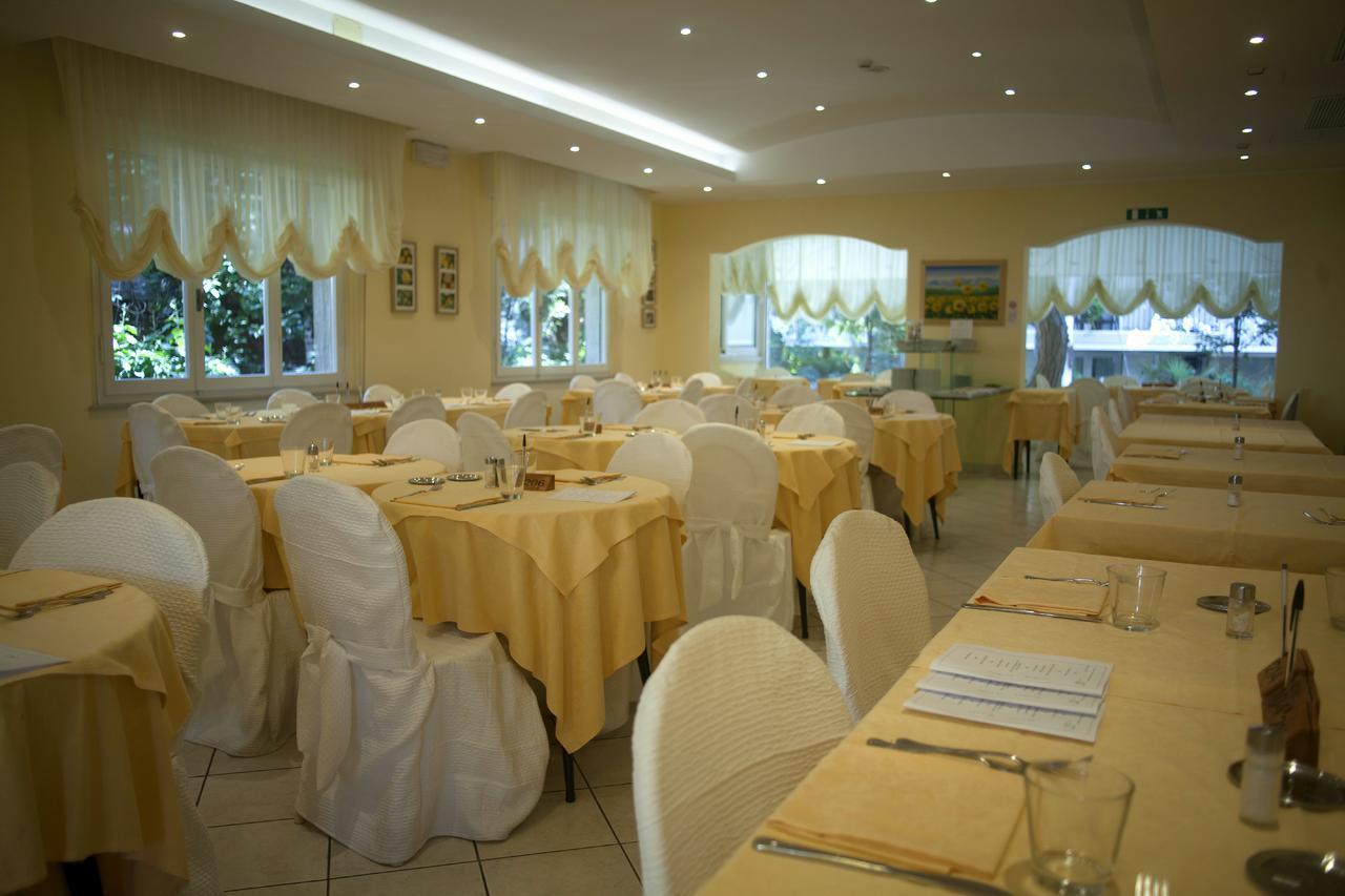 Hotel Cannes - In Pieno Centro ริชชิโอเน ภายนอก รูปภาพ