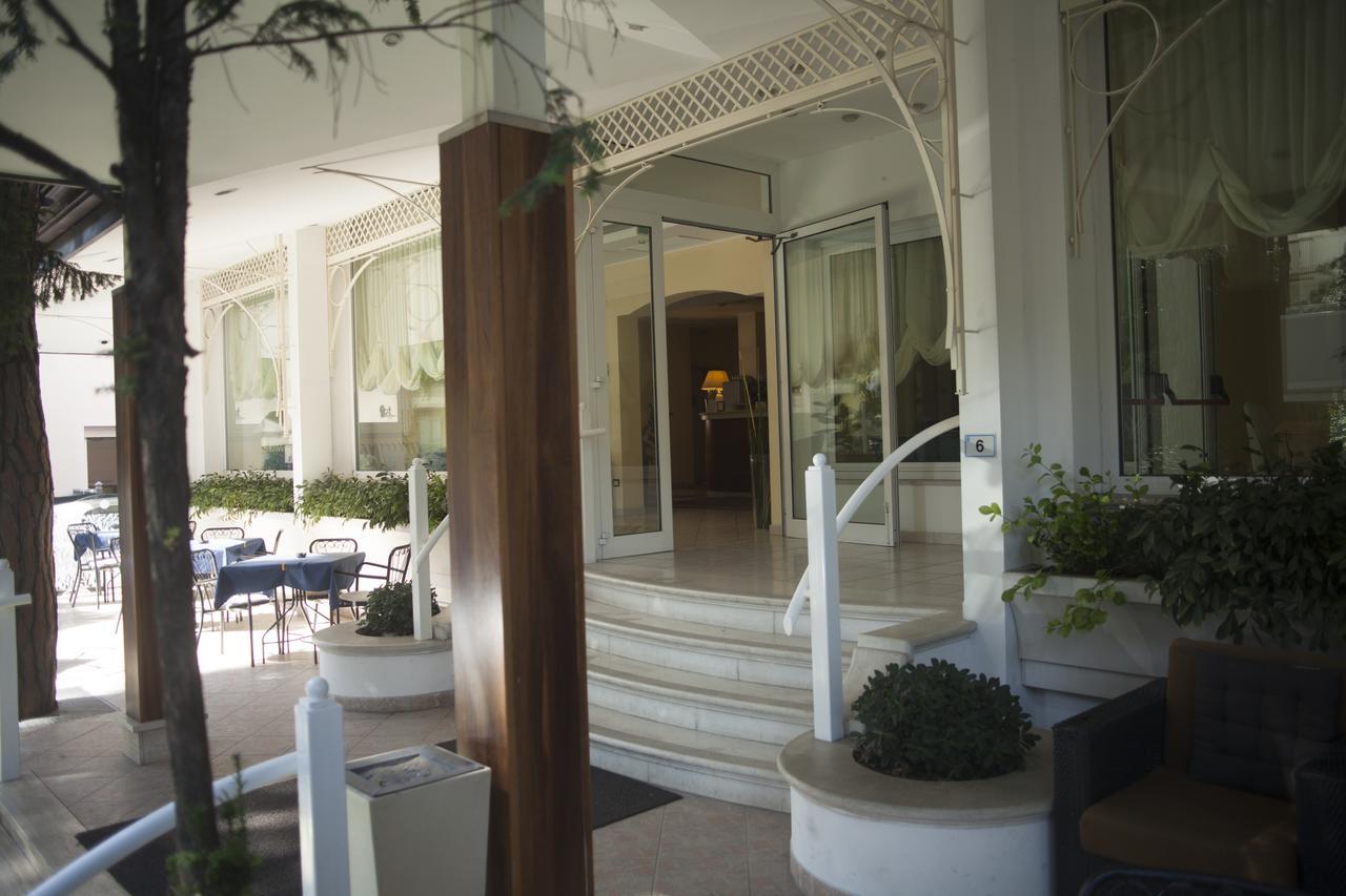 Hotel Cannes - In Pieno Centro ริชชิโอเน ภายนอก รูปภาพ
