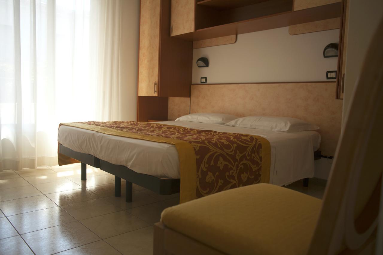 Hotel Cannes - In Pieno Centro ริชชิโอเน ภายนอก รูปภาพ