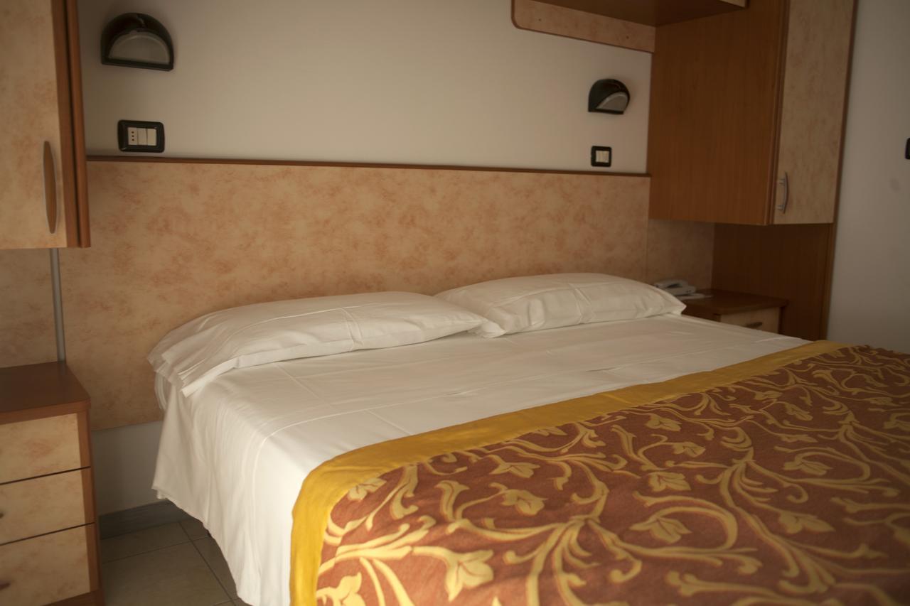 Hotel Cannes - In Pieno Centro ริชชิโอเน ภายนอก รูปภาพ