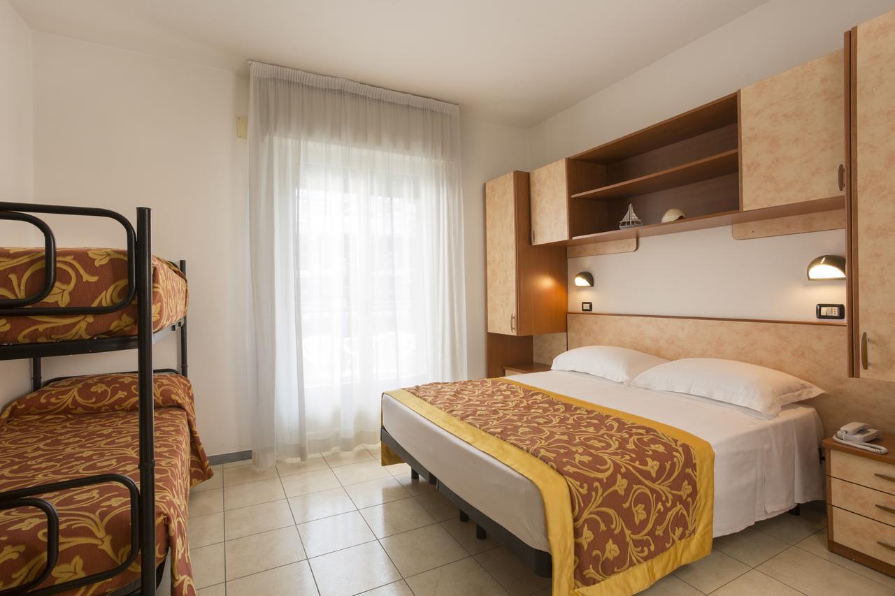 Hotel Cannes - In Pieno Centro ริชชิโอเน ภายนอก รูปภาพ
