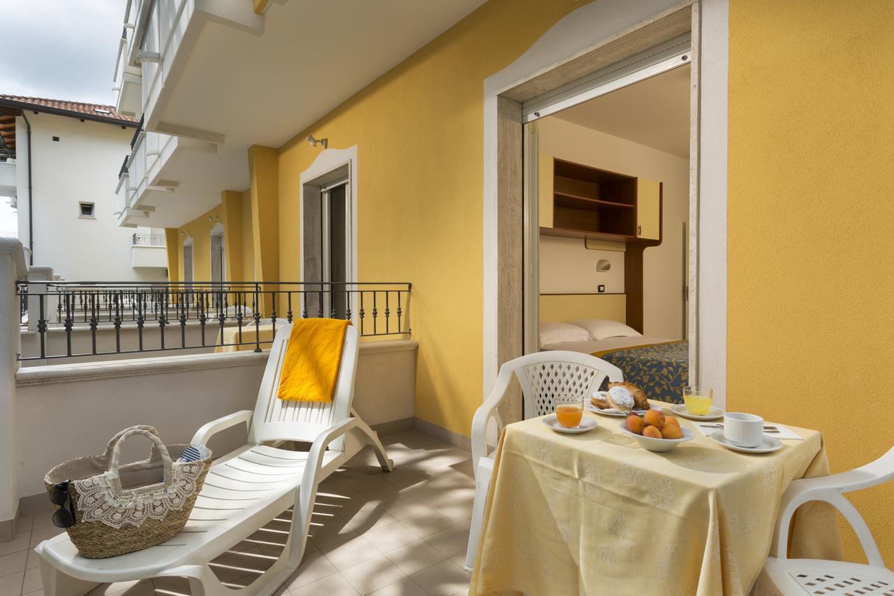 Hotel Cannes - In Pieno Centro ริชชิโอเน ภายนอก รูปภาพ