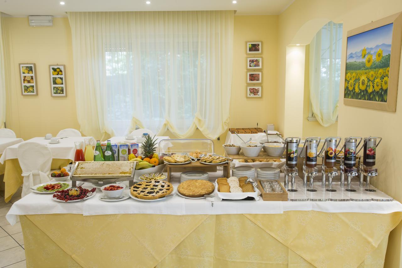 Hotel Cannes - In Pieno Centro ริชชิโอเน ภายนอก รูปภาพ
