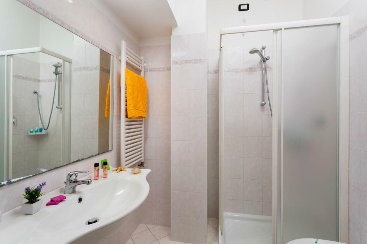 Hotel Cannes - In Pieno Centro ริชชิโอเน ภายนอก รูปภาพ
